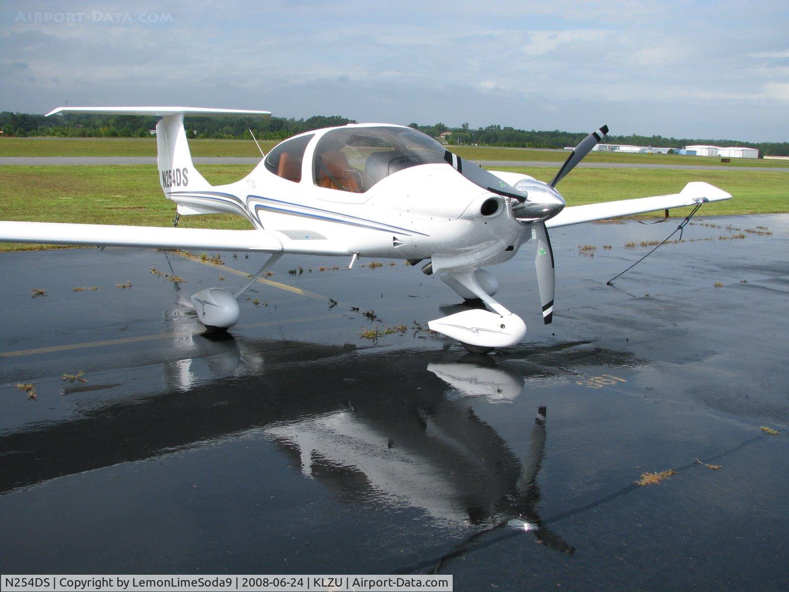 N254DS, 2008 Diamond DA-40 Diamond Star C/N 40.953, Just after a rainy day at LZU