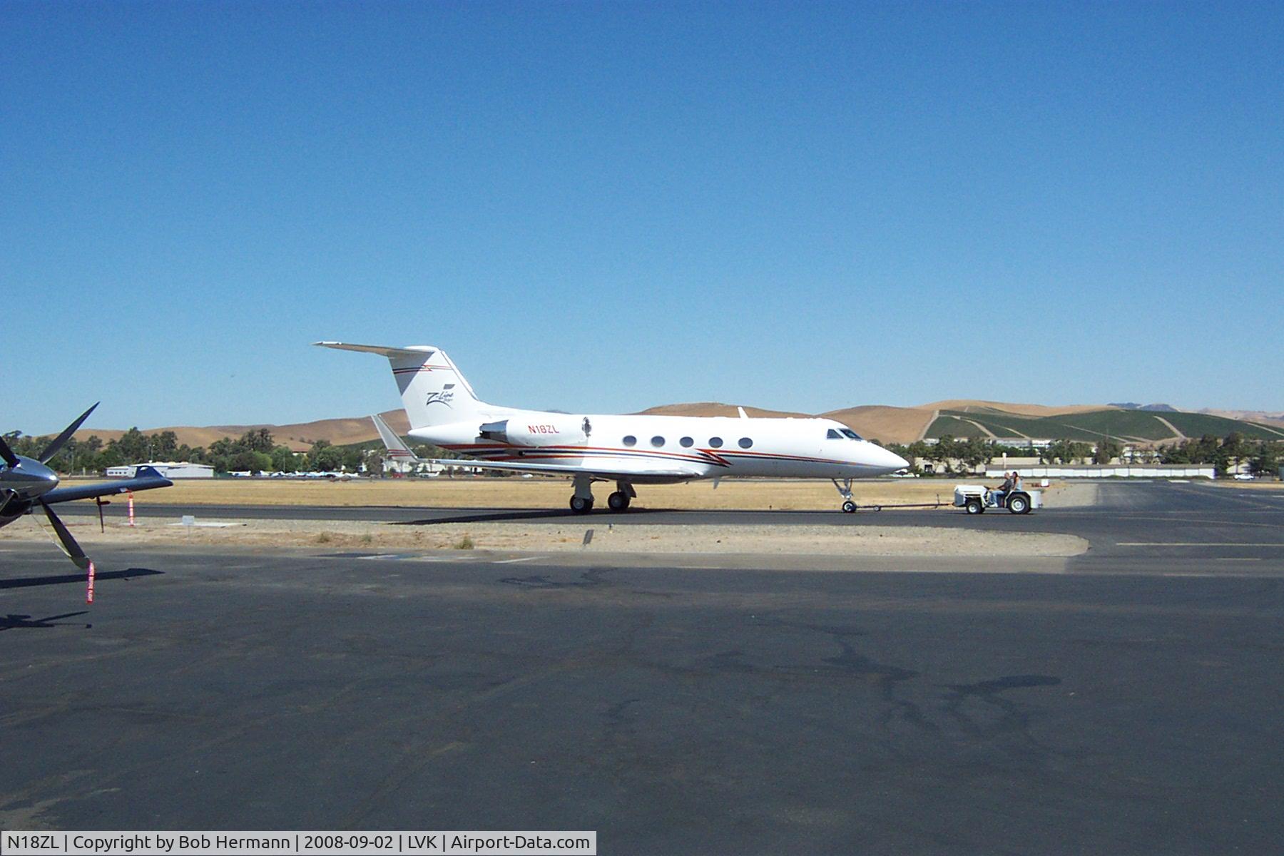 N18ZL, 1984 Gulfstream Aerospace G-1159A Gulfstream III C/N 434, Ground crew taking exceptional care of N18ZL