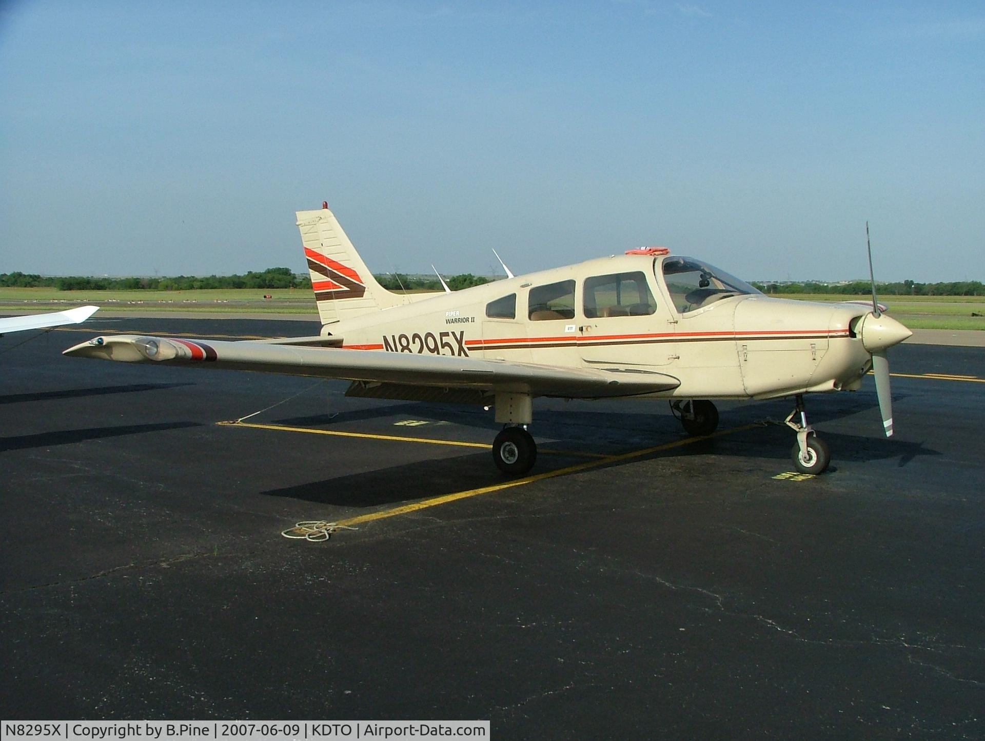 N8295X, 1980 Piper PA-28-161 C/N 28-8116083, Sitting on the ground in Denton