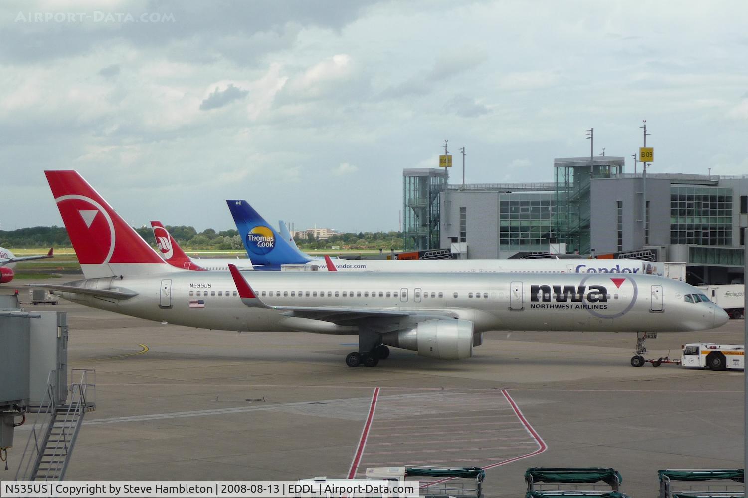 N535US, 1995 Boeing 757-251 C/N 26482, Pushing back