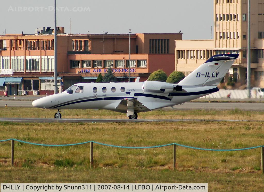 D-ILLY, 2001 Cessna 525 CitationJet CJ1 C/N 525-0442, Line up rwy 32R for departure