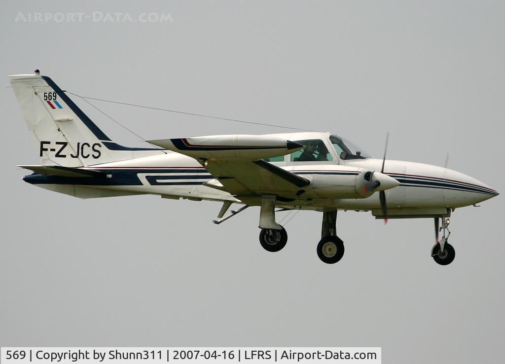 569, Cessna 310R II C/N 310R0569, Go around over the runway...