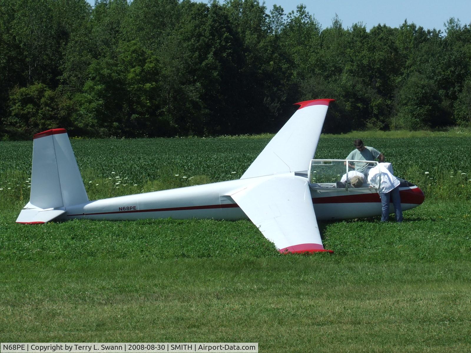 N68PE, Let L-13 Blanik C/N 173160, Awaiting a tow.