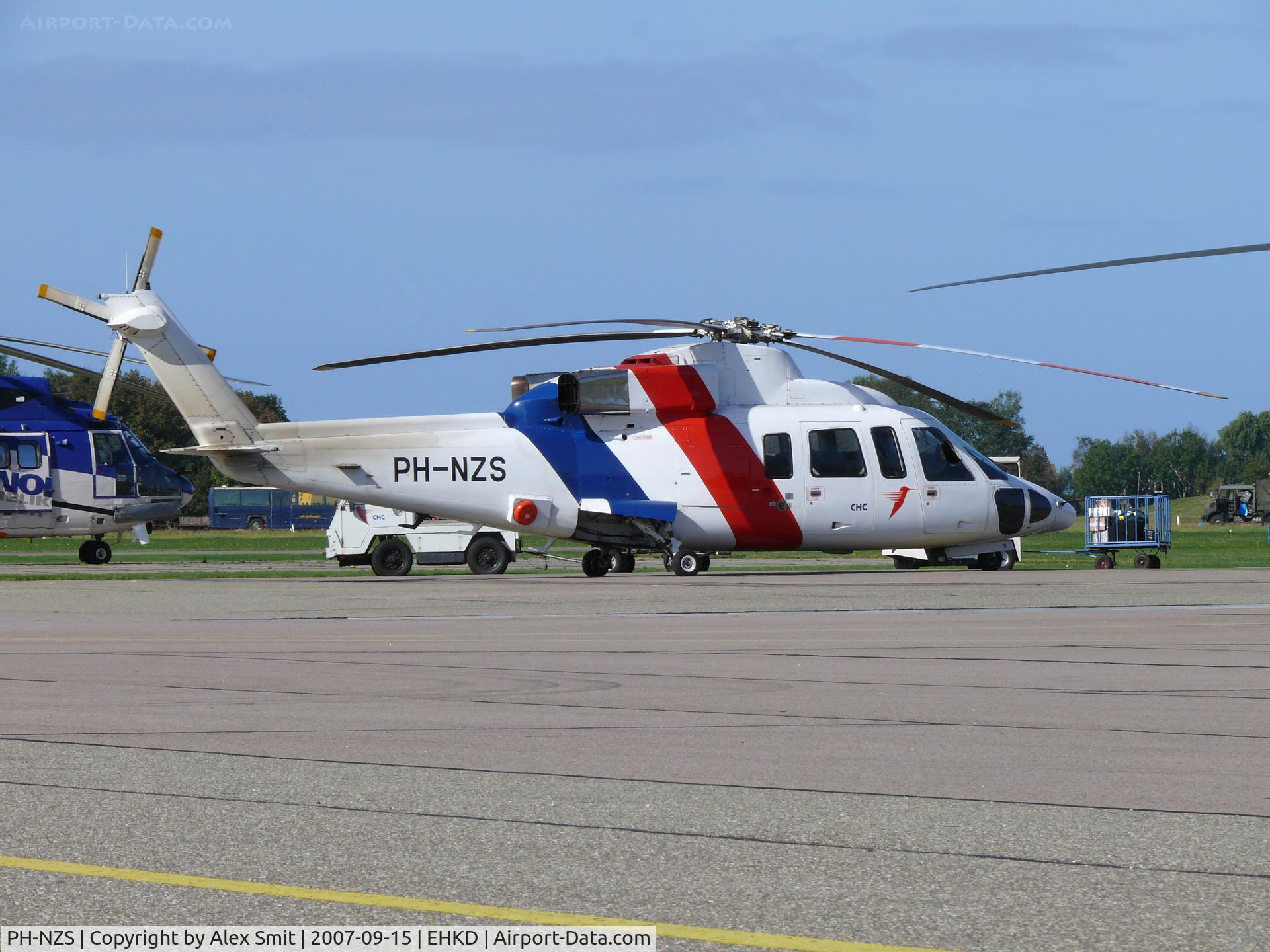 PH-NZS, 1986 Sikorsky S-76B C/N 760325, Waiting for it´s turn
