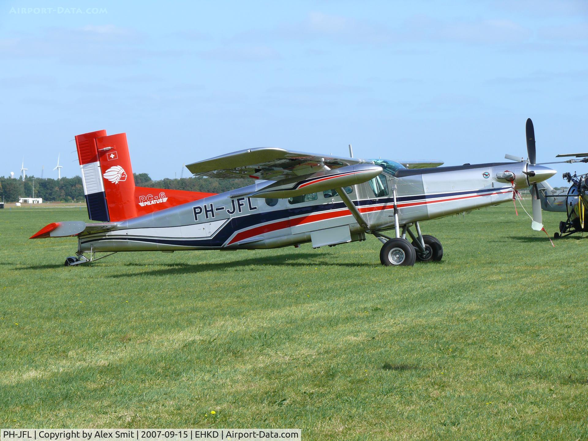 PH-JFL, Pilatus PC-6B2-H4 Turbo Porter C/N 947, Looking great out in the sun!