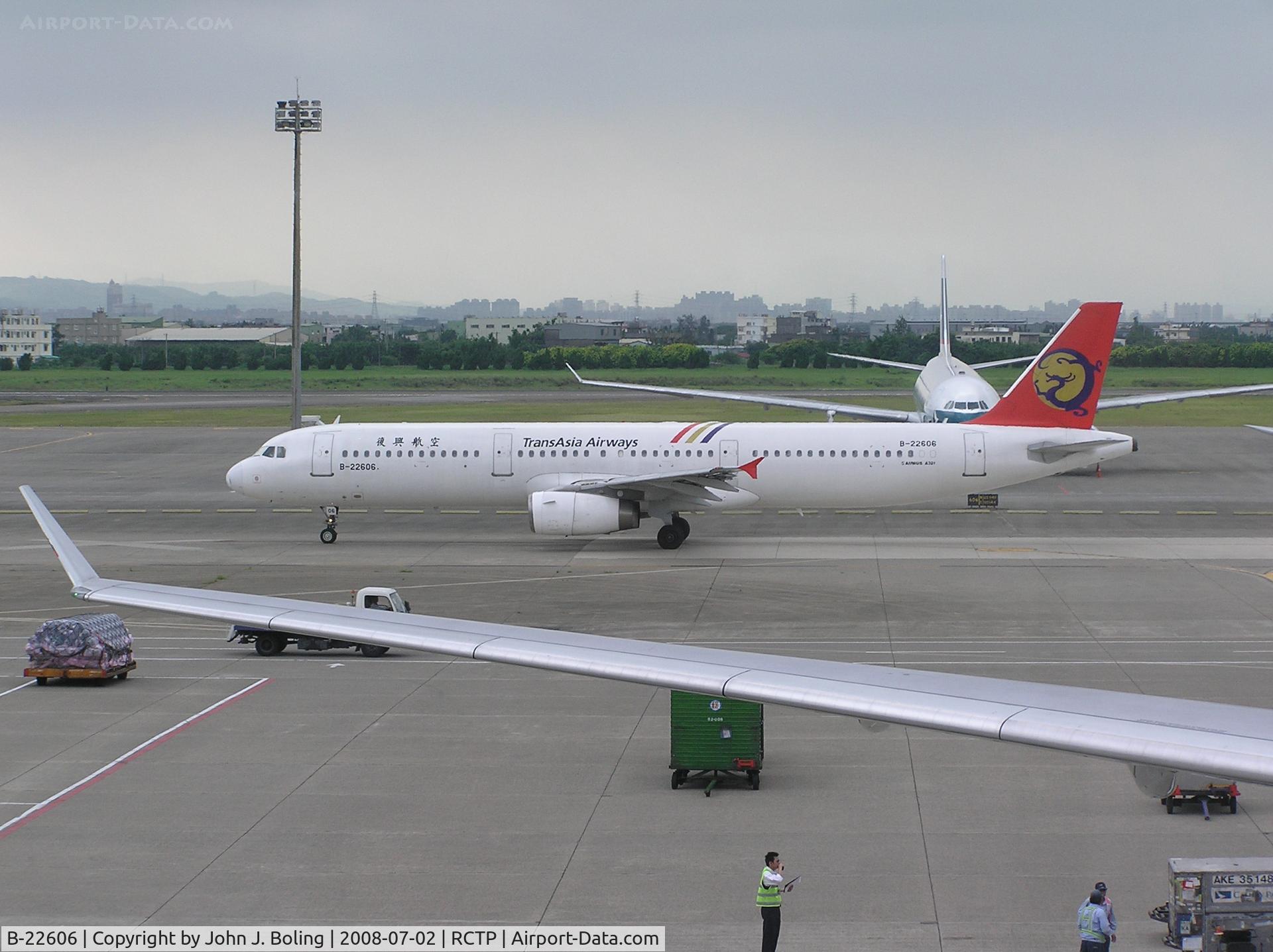 B-22606, 1997 Airbus A321-111 C/N 731, A321 taxi at Taipei