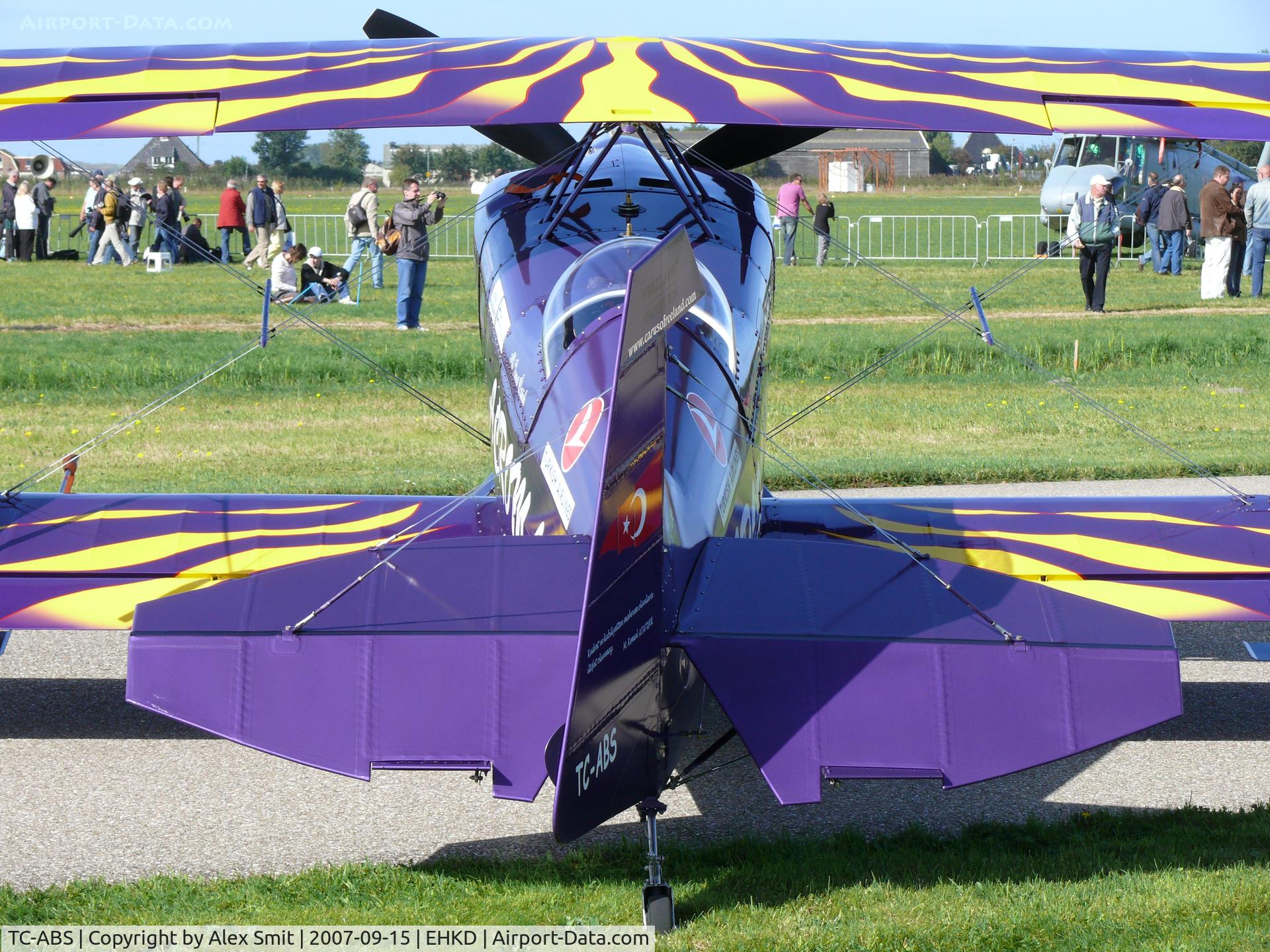 TC-ABS, Pitts S-2S Special C/N 2002, Ali Oztürk's Purple Violet is looking just as great as his display is