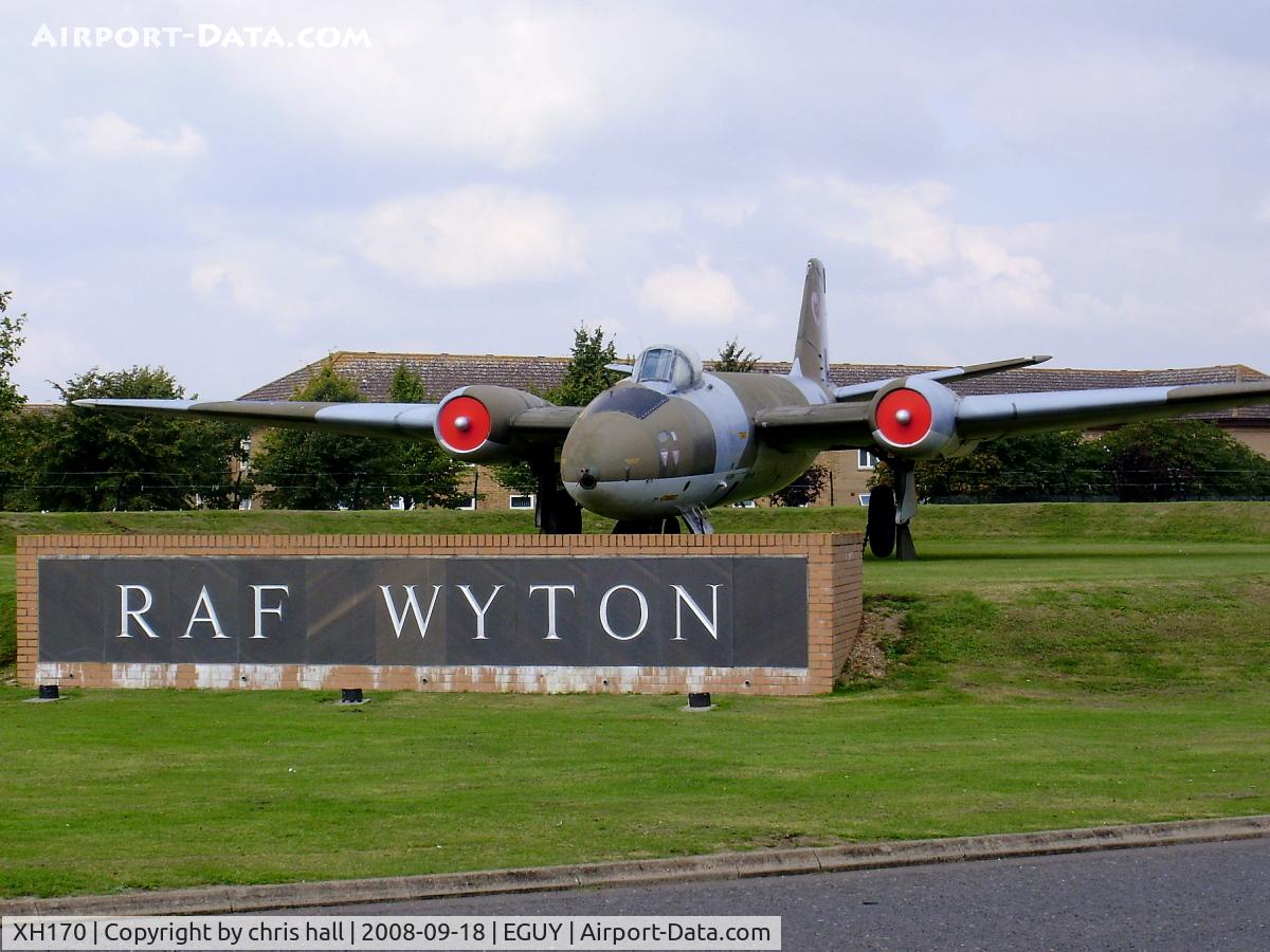 XH170, 1960 English Electric Canberra PR.9 C/N SH1734, Gate Guard at RAF Wyton