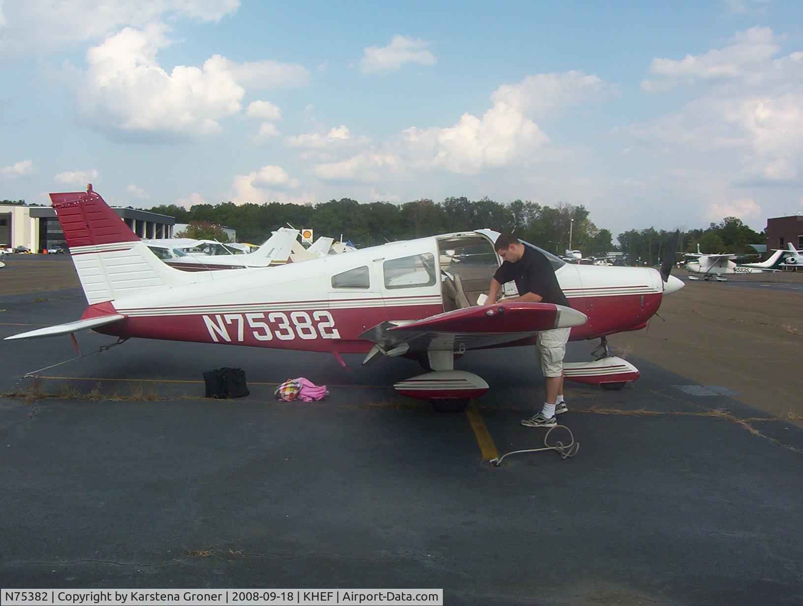 N75382, 1976 Piper PA-28-151 C/N 28-7615296, Pre-flight on the East Ramp