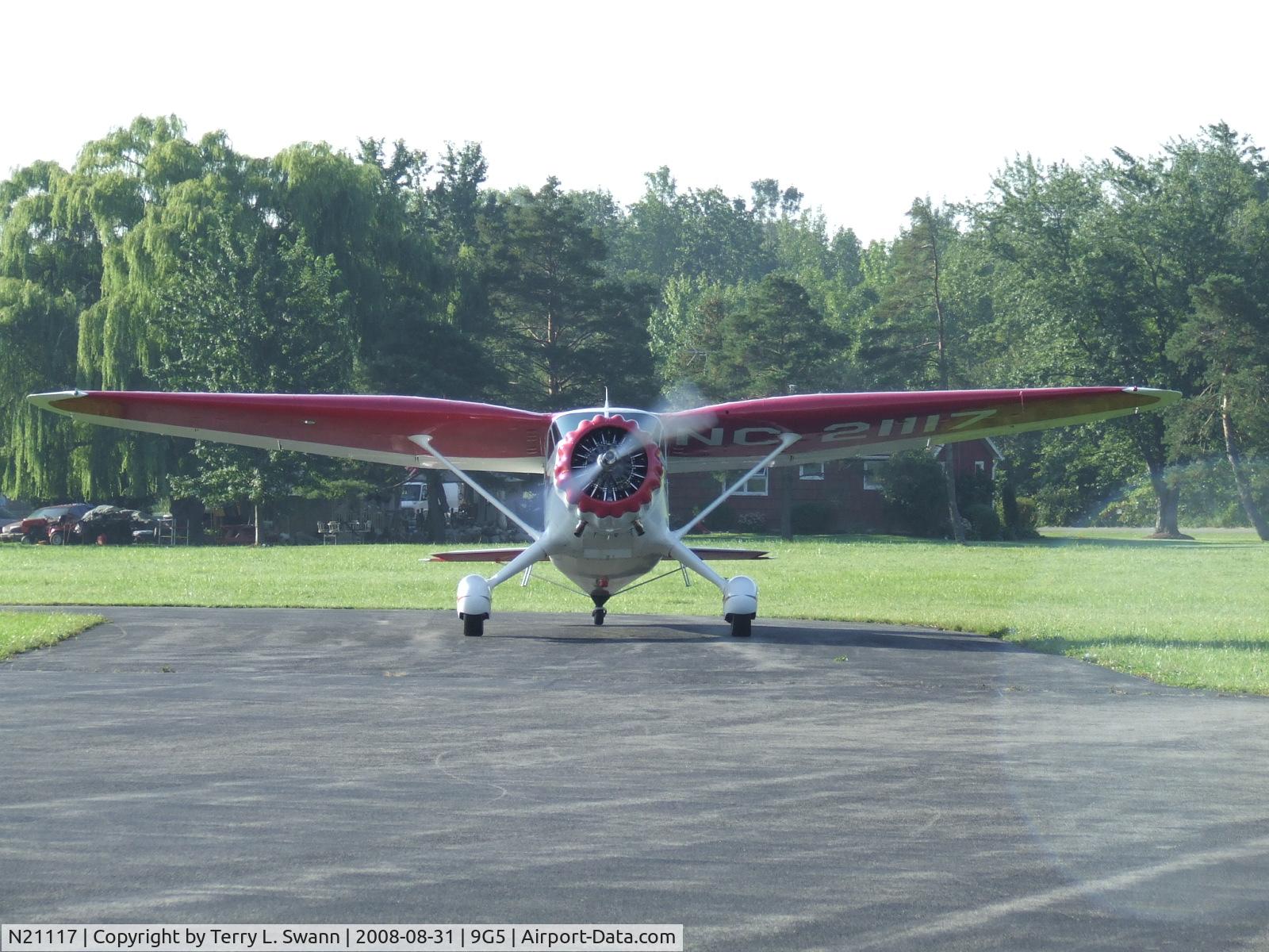 N21117, 1939 Stinson SR-9C Reliant C/N 5371, Arriving at Royalton for fuel..