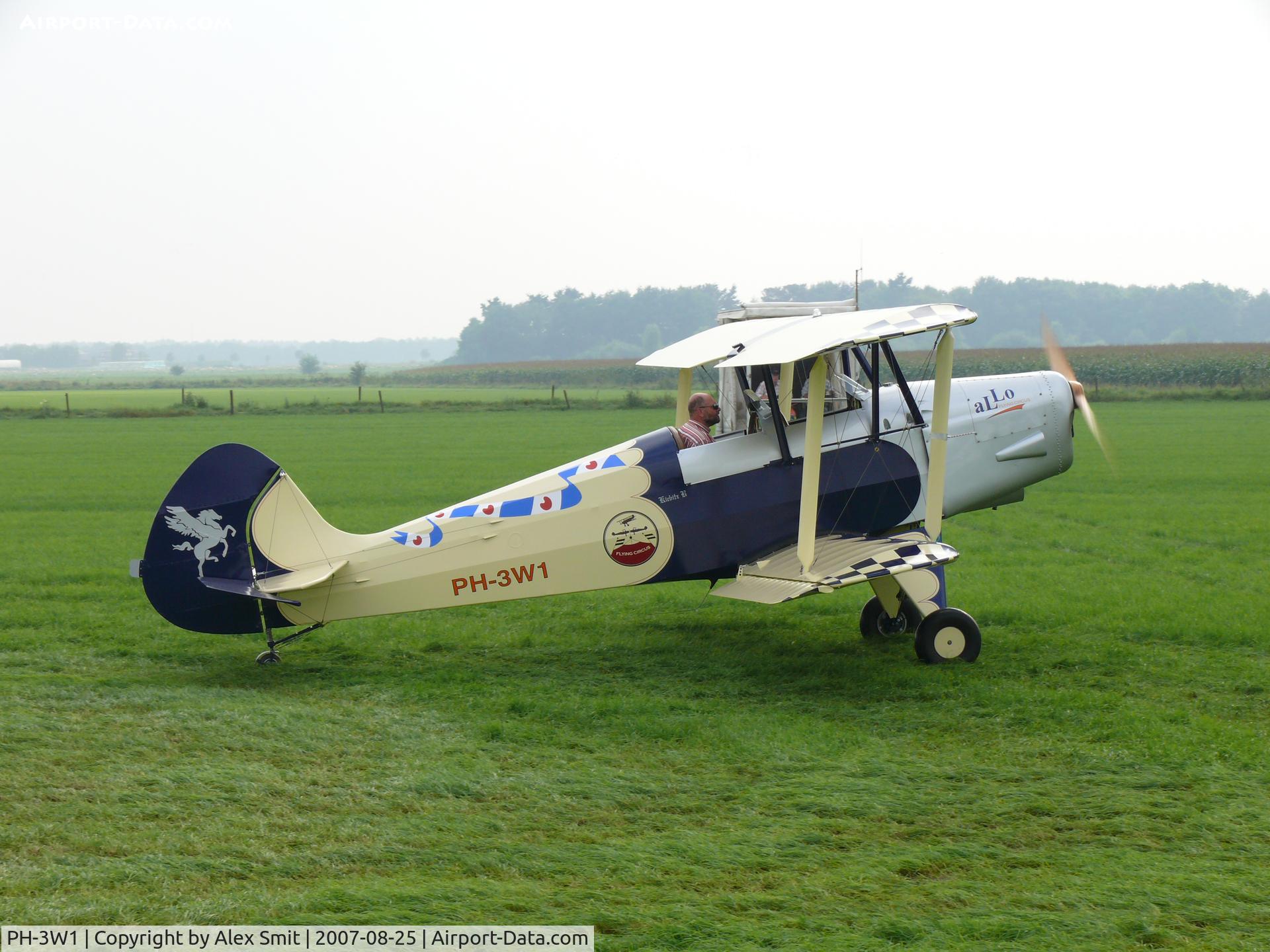 PH-3W1, 2006 Platzer Kiebitz B-450 NIS C/N 220, Looking for a parking spot at temporary airport Veulen International (PH)