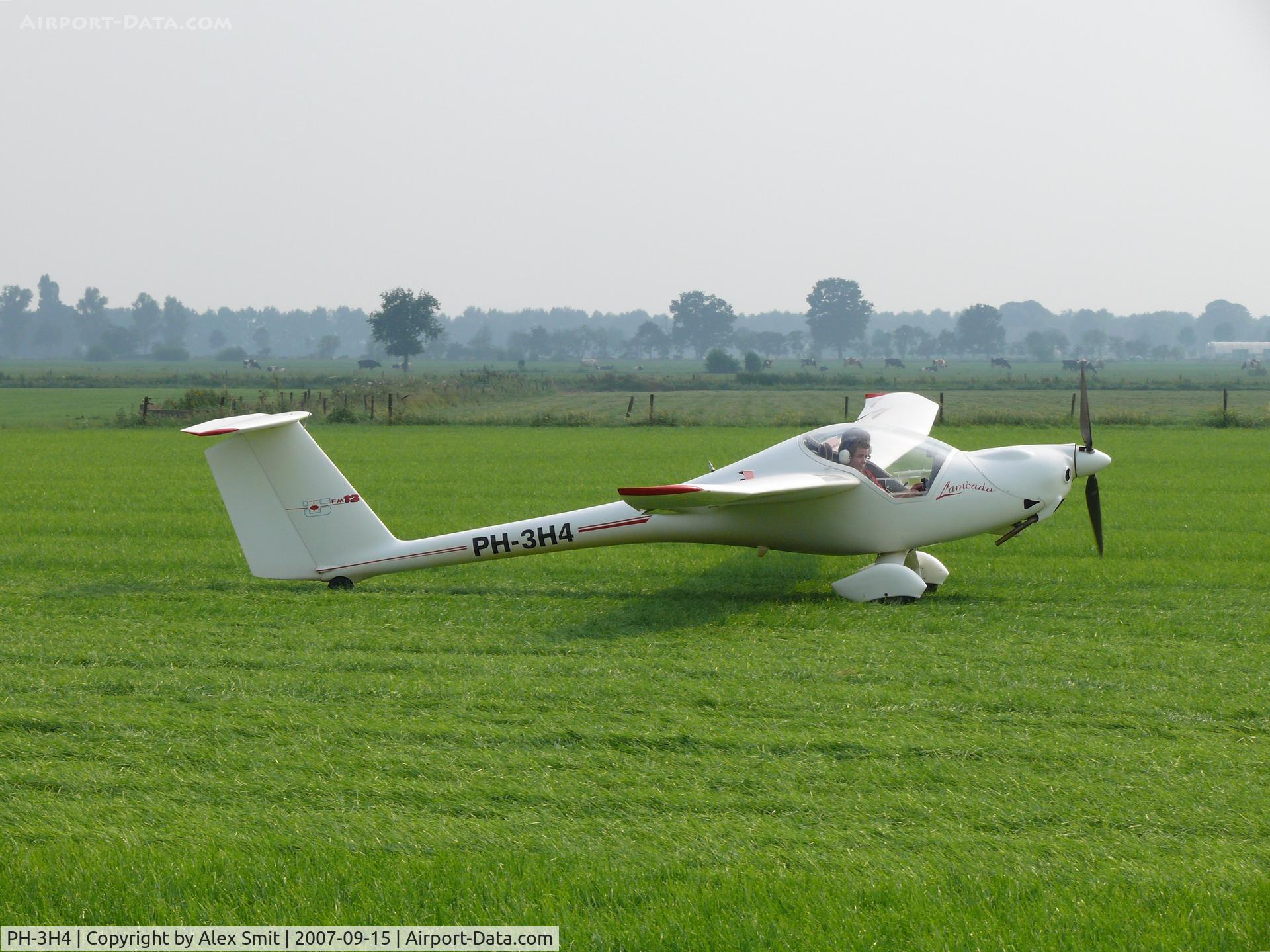 PH-3H4, Urban Air UFM-13 Lambada C/N 5/15, Touch down at temporary airport Veulen International (PH)