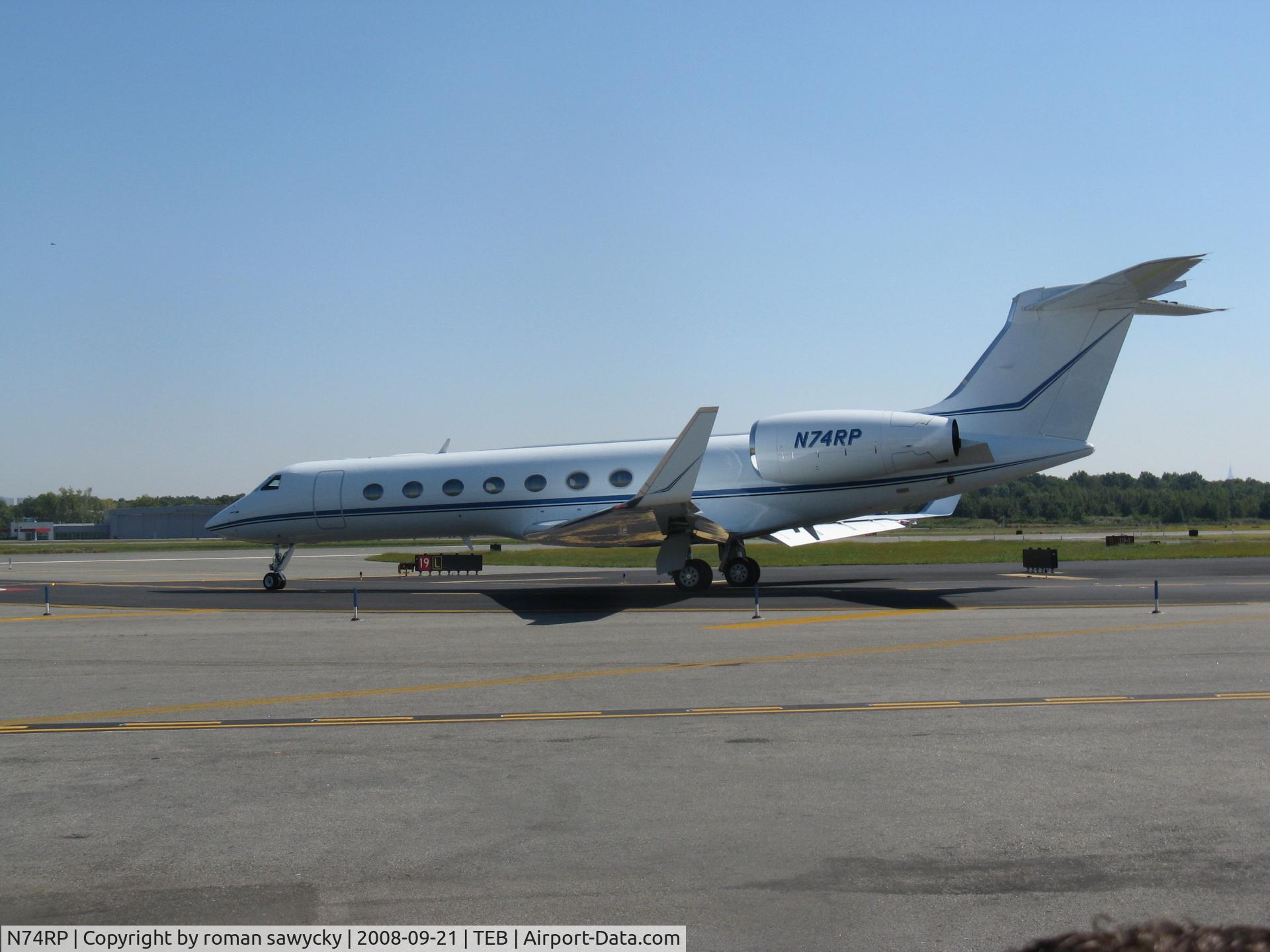 N74RP, 2004 Gulfstream Aerospace GV-SP (G550) C/N 5058, r24 for departure