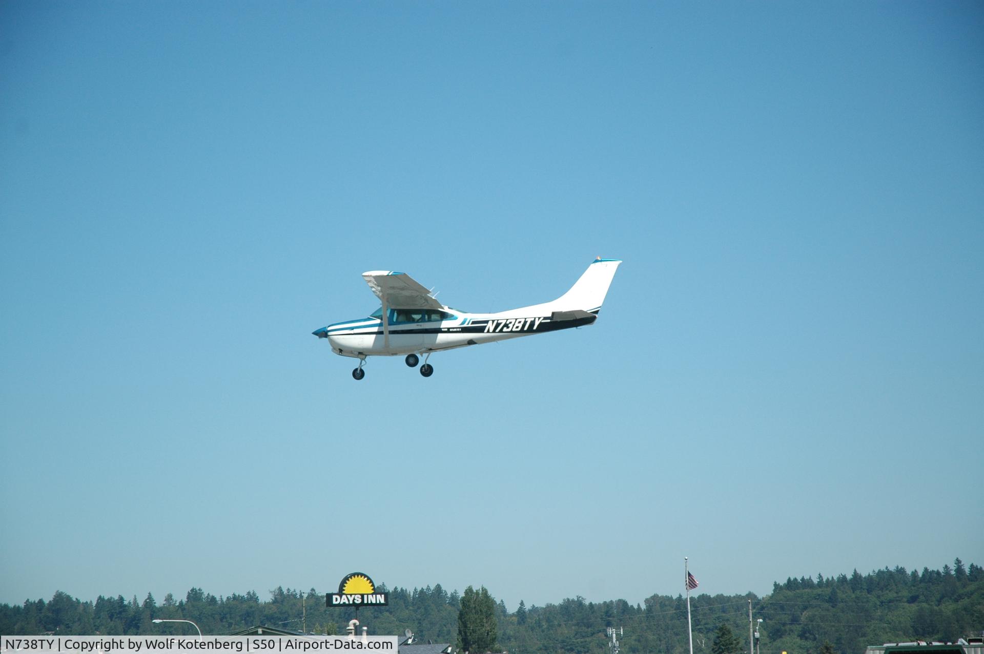 N738TY, 1979 Cessna TR182 Turbo Skylane RG C/N R18200959, landing in Auburn, WA