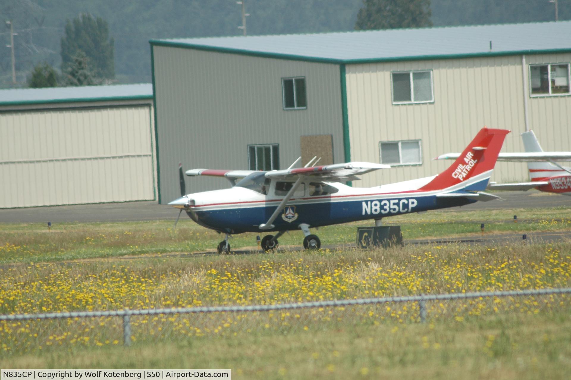 N835CP, 2004 Cessna 182T Skylane C/N 18281304, warming up