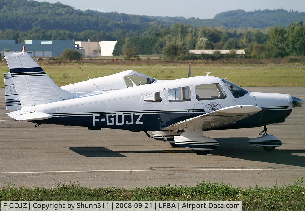 F-GDJZ, Piper PA-28-161 Warrior II C/N 28-7816484, Parked in front of the Airclub...