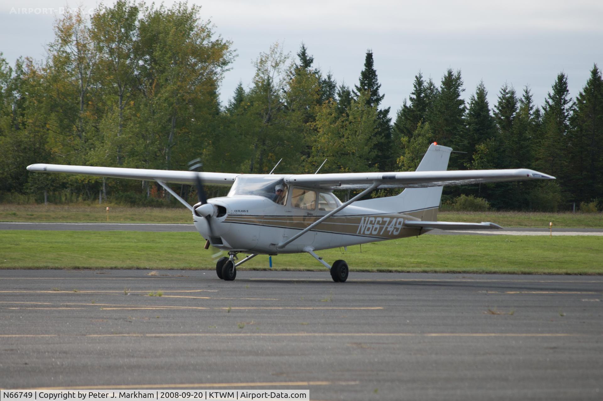 N66749, 1983 Cessna 172Q Cutlass C/N 17275992, Taxiing to the ramp at Two Harbors, MN Airport