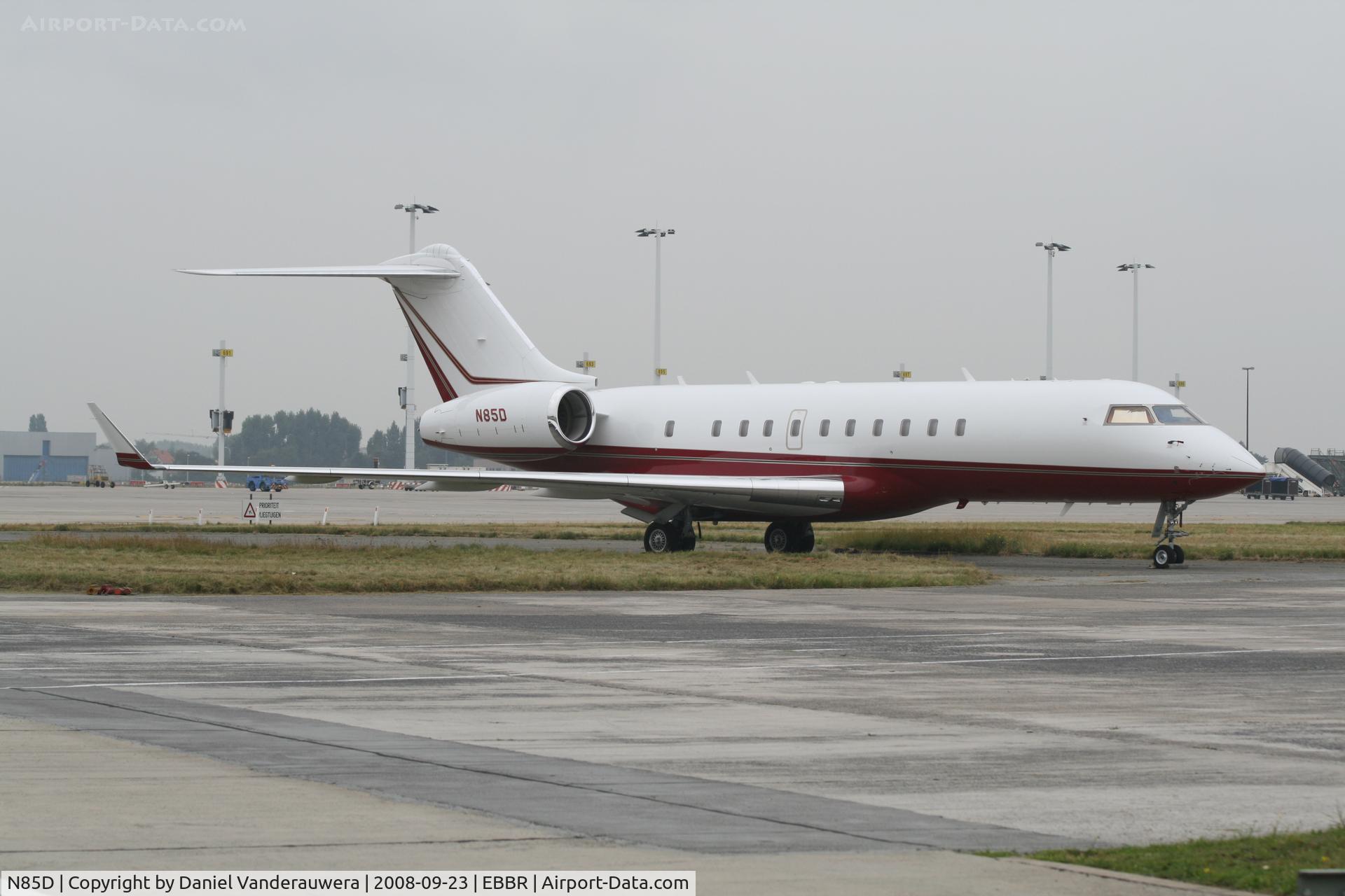 N85D, 2001 Bombardier BD-700-1A10 Global Express C/N 9078, parked on General Aviation apron (Abelag)