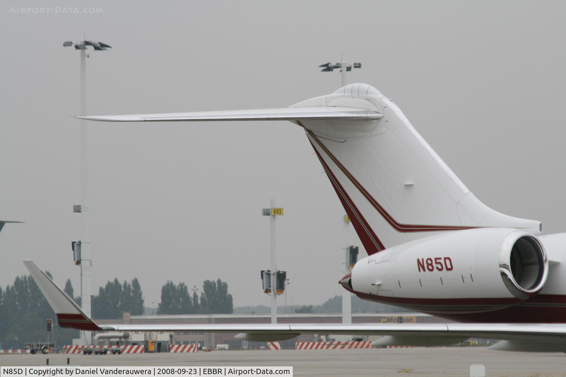 N85D, 2001 Bombardier BD-700-1A10 Global Express C/N 9078, parked on General Aviation apron (Abelag)