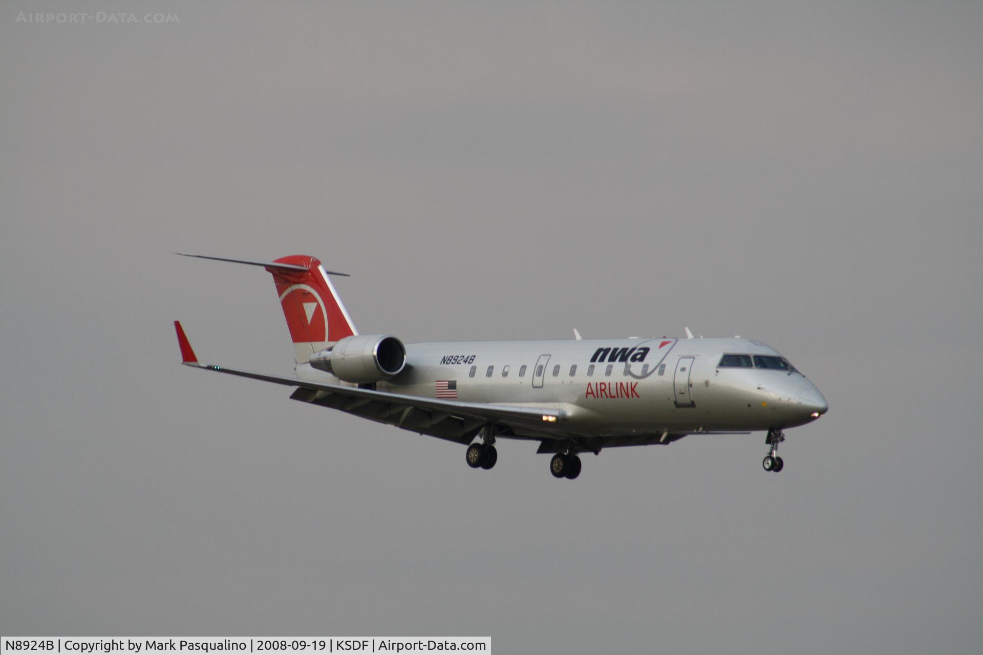 N8924B, 2004 Bombardier CRJ-200 (CL-600-2B19) C/N 7924, CL-600-2B19