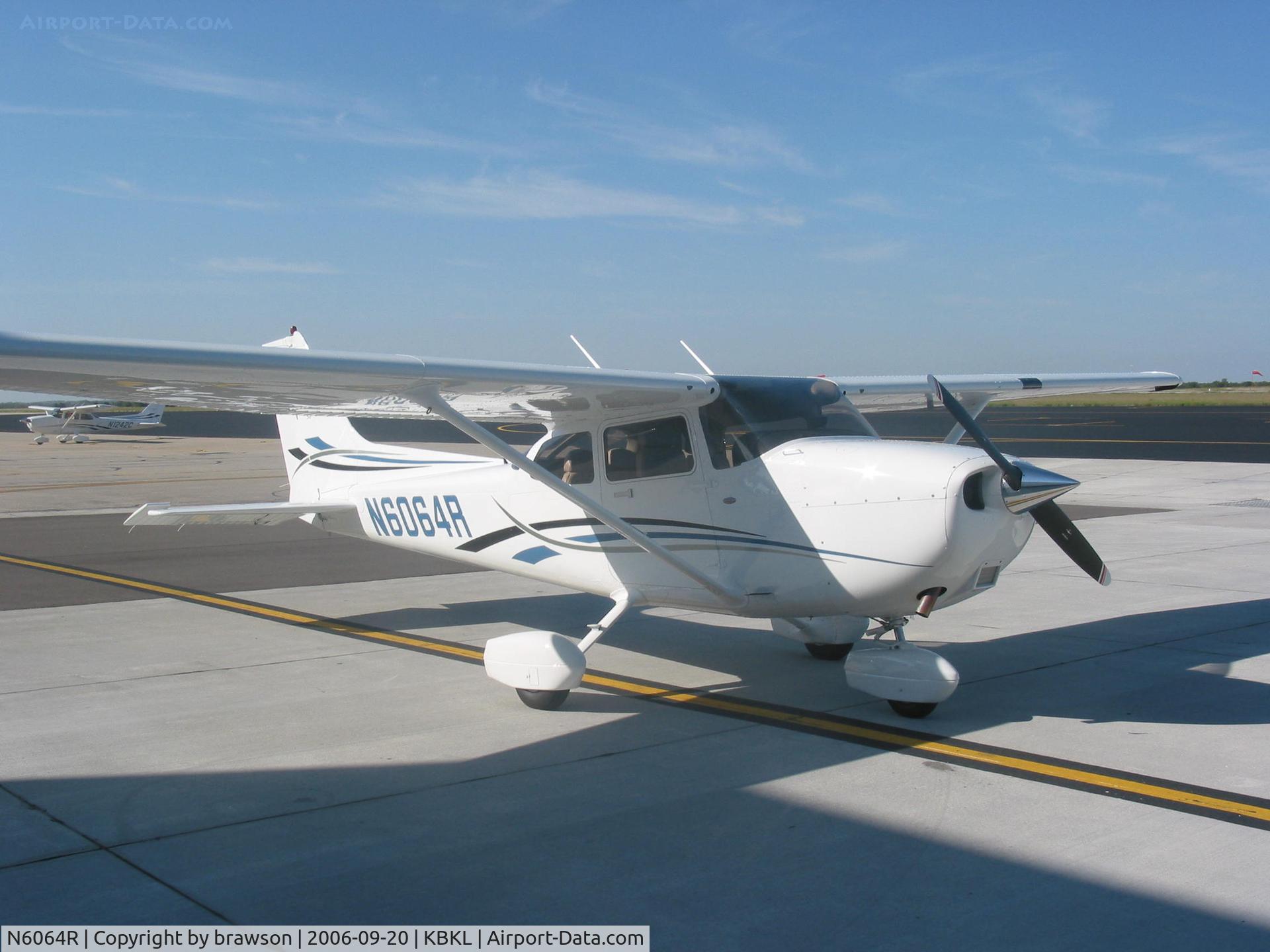 N6064R, 2006 Cessna 172S C/N 172S10246, Taxiing at Burke Lakefront Airport