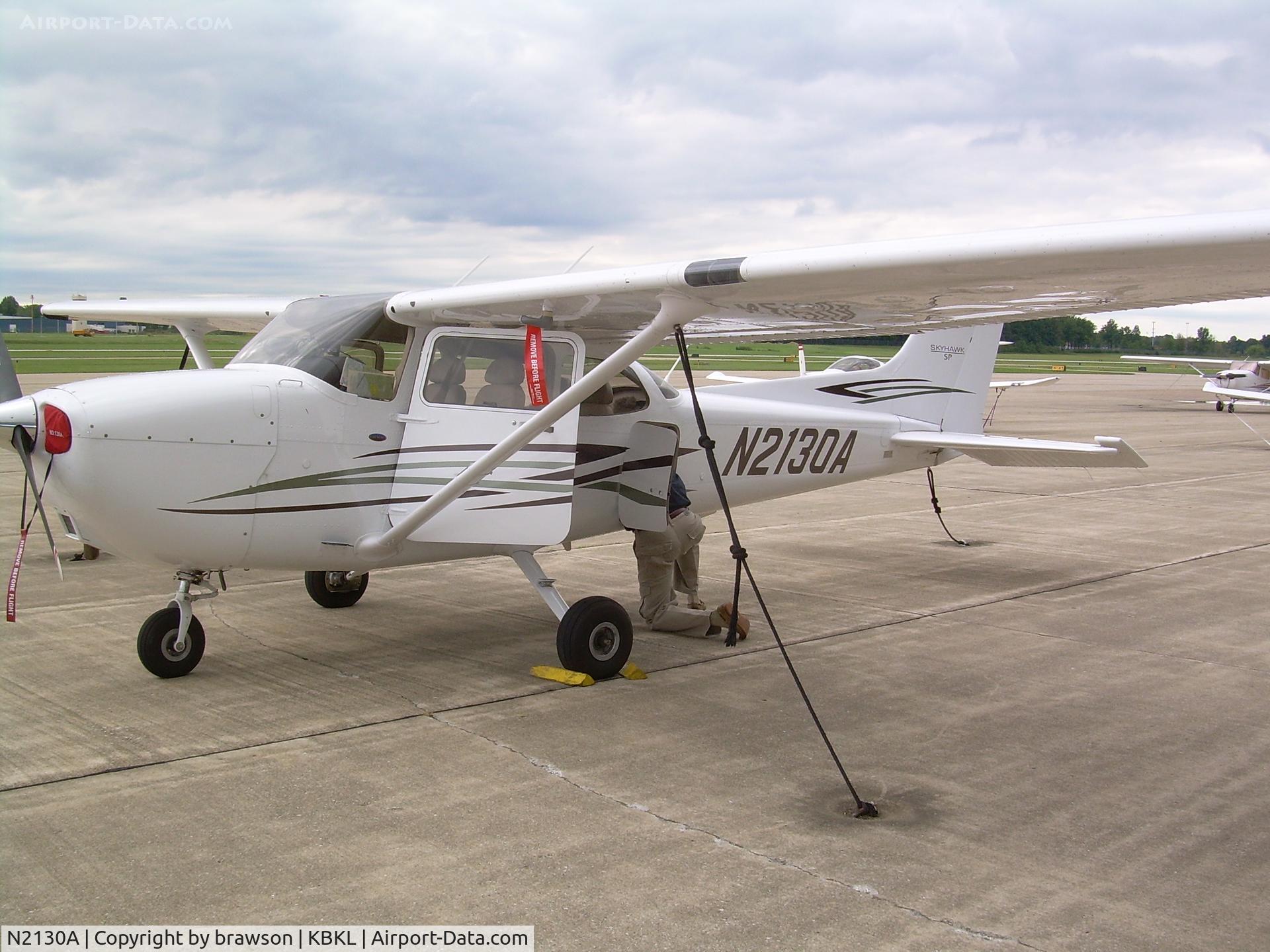 N2130A, 2007 Cessna 172S C/N 172S10450, Preflight at Premier Flight Academy