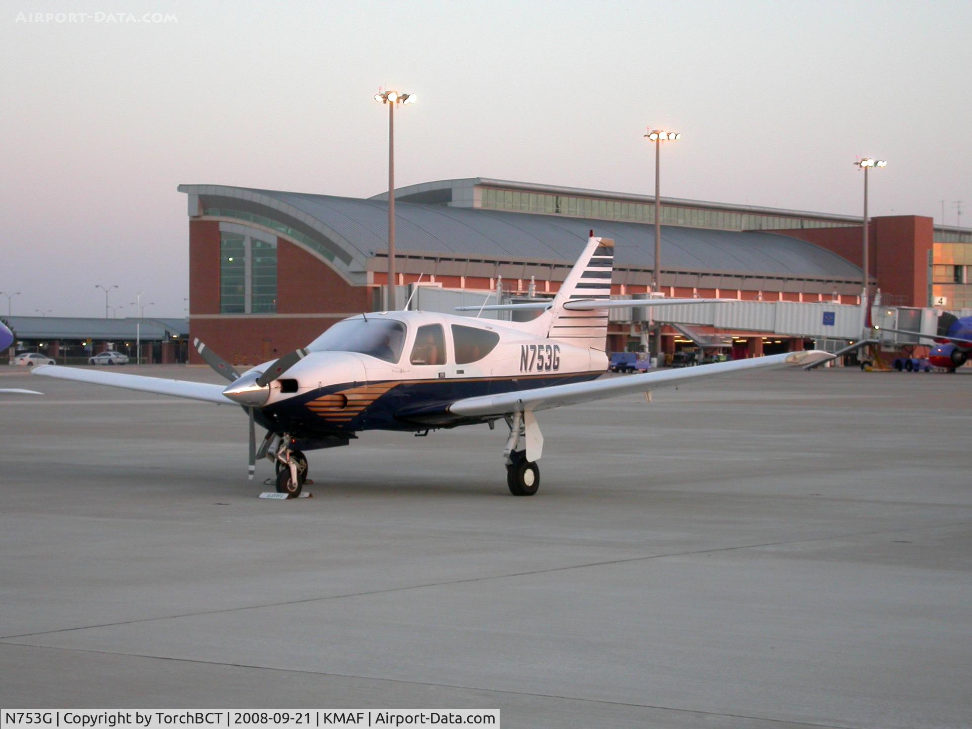 N753G, 1977 Rockwell International 112B Commander C/N 520, Rockwell Commander @ KMAF ramp