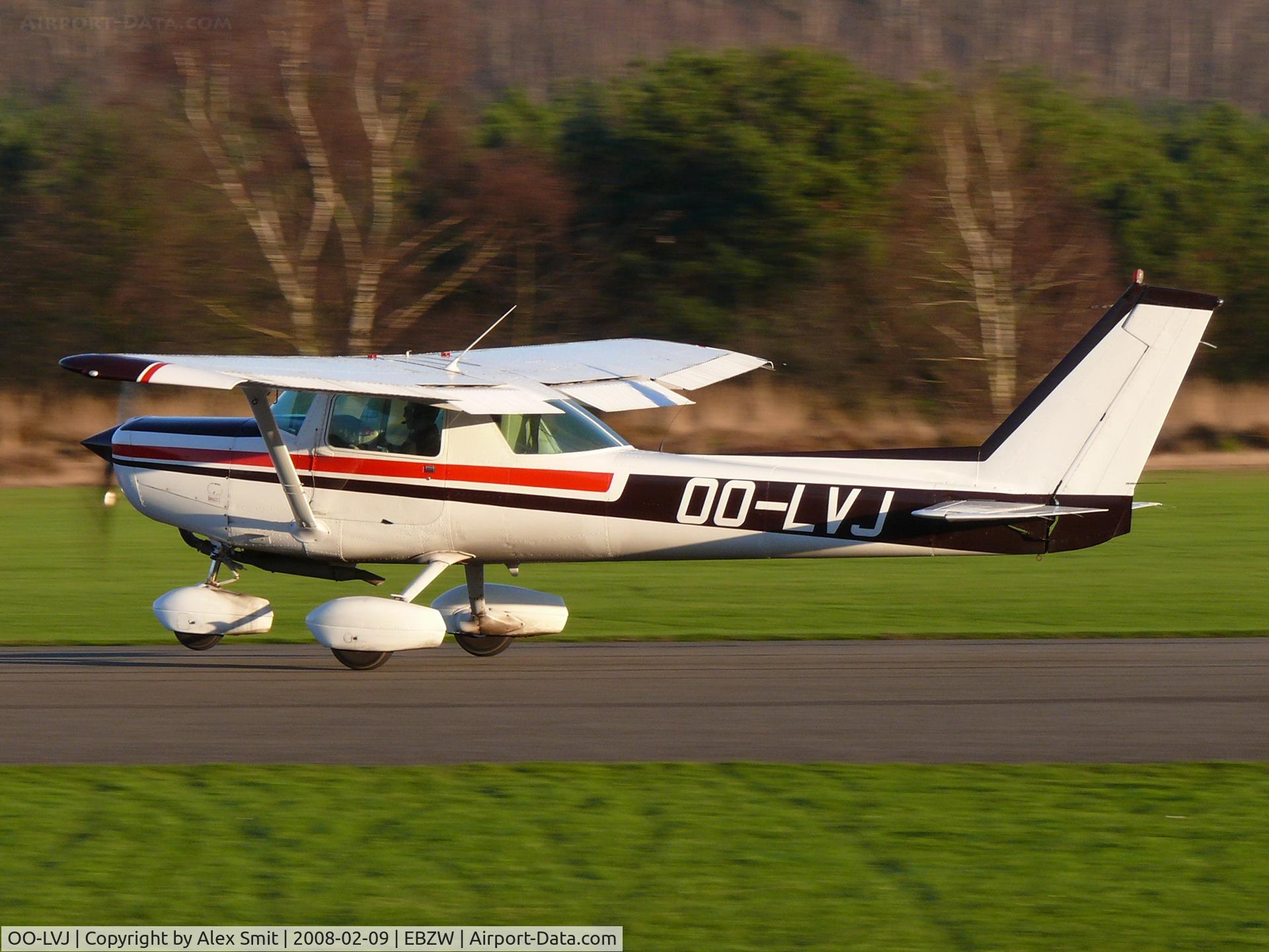 OO-LVJ, 1982 Reims FA152 Aerobat C/N 0378, Take of in a nice wintersun