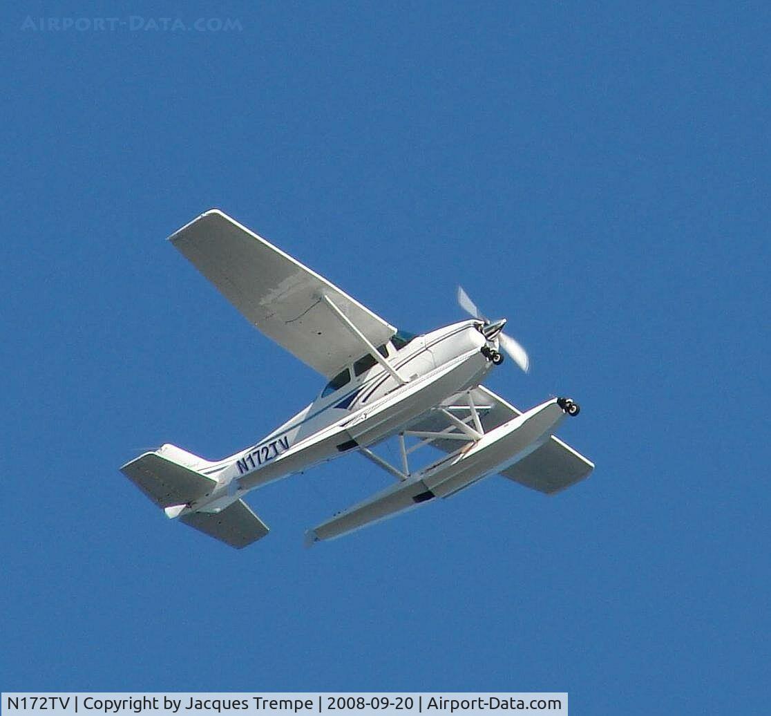 N172TV, 1976 Cessna 172N C/N 17267767, Flying low over Cape Neddick, ME