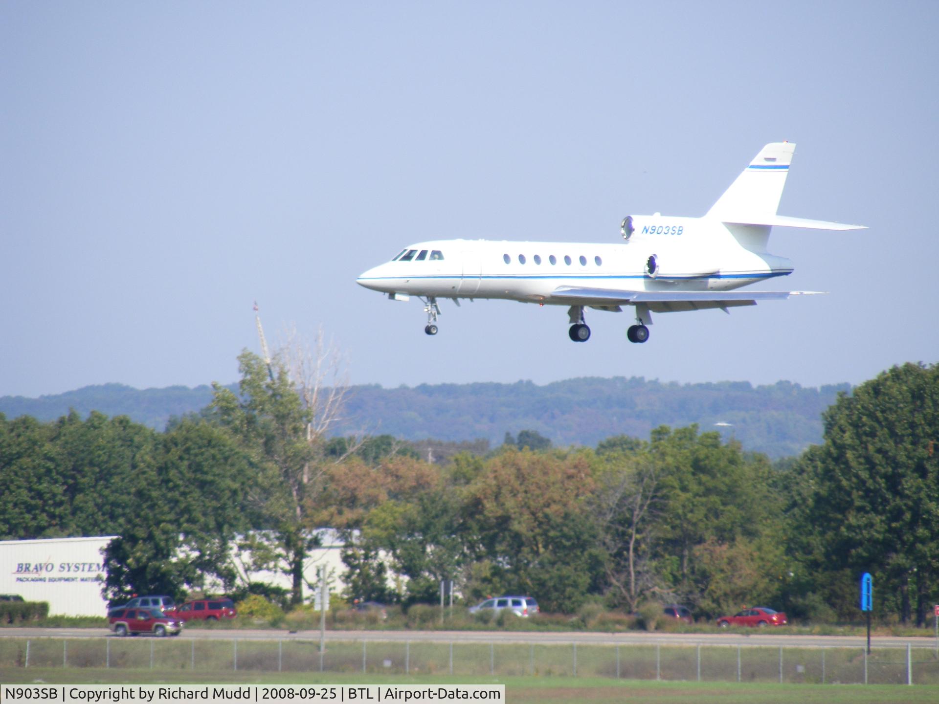 N903SB, 2000 Dassault Mystere Falcon 50 C/N 309, Just before touchdown