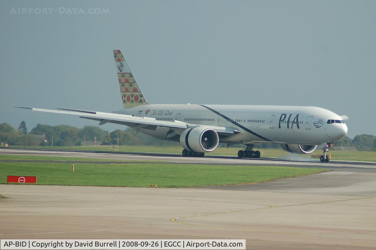AP-BID, 2008 Boeing 777-340/ER C/N 33780, PIA - Landing