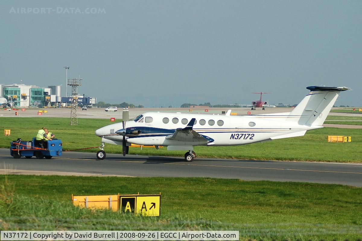 N37172, 2006 Raytheon Aircraft Company B300 King Air 350 C/N FL-472, Raytheon B300 - Under Tow