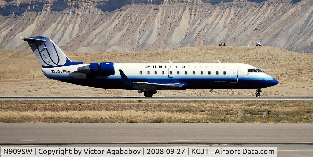N909SW, 2001 Bombardier CRJ-200LR (CL-600-2B19) C/N 7558, At Grand Junction Airshow
