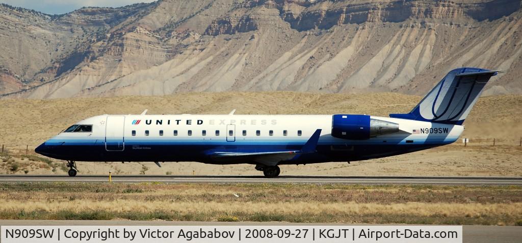 N909SW, 2001 Bombardier CRJ-200LR (CL-600-2B19) C/N 7558, At Grand Junction Airshow