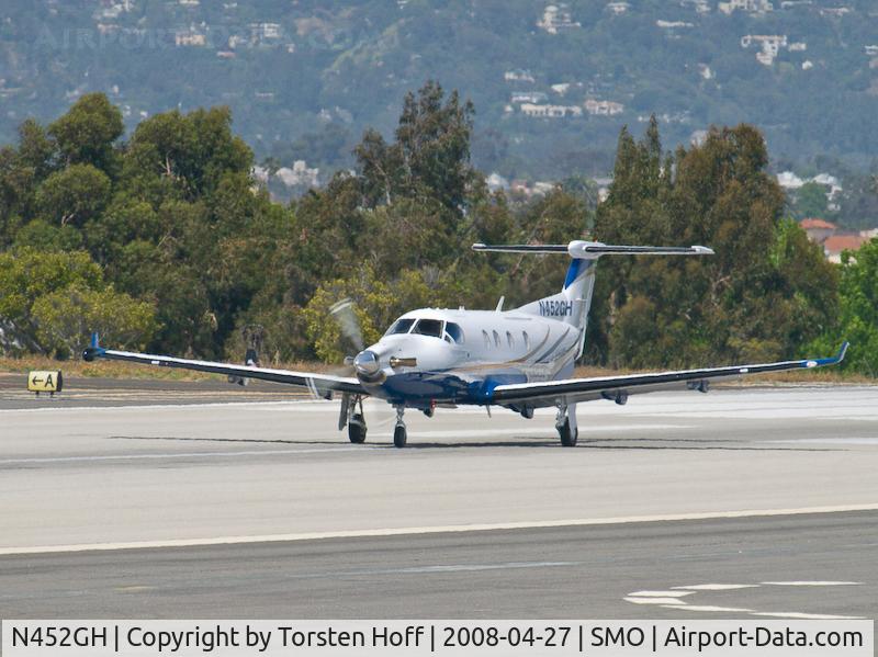 N452GH, 2005 Pilatus PC-12/45 C/N 628, N452GH departing on RWY 21