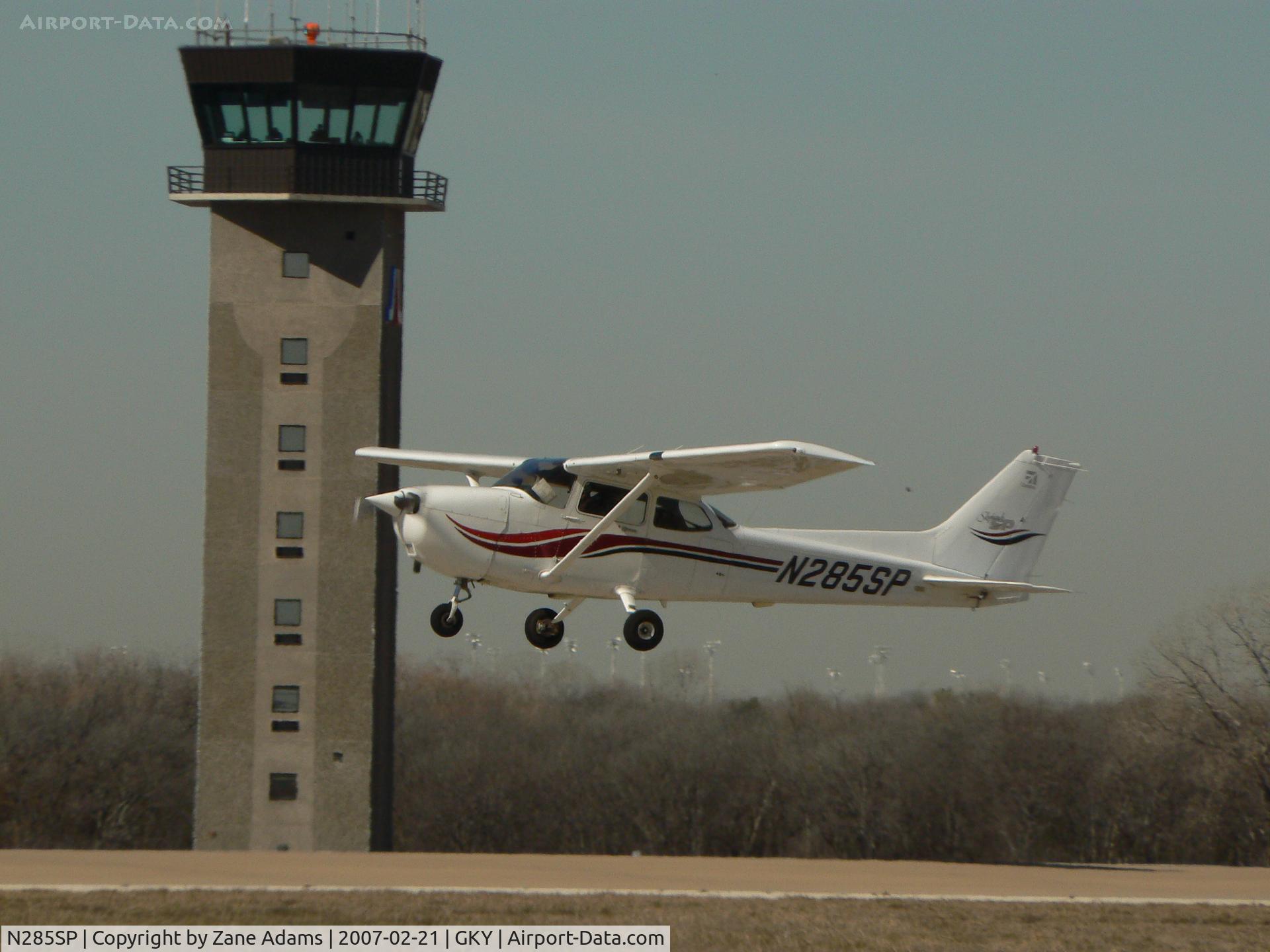 N285SP, 1999 Cessna 172S C/N 172S8236, Departing Arlington Municipal