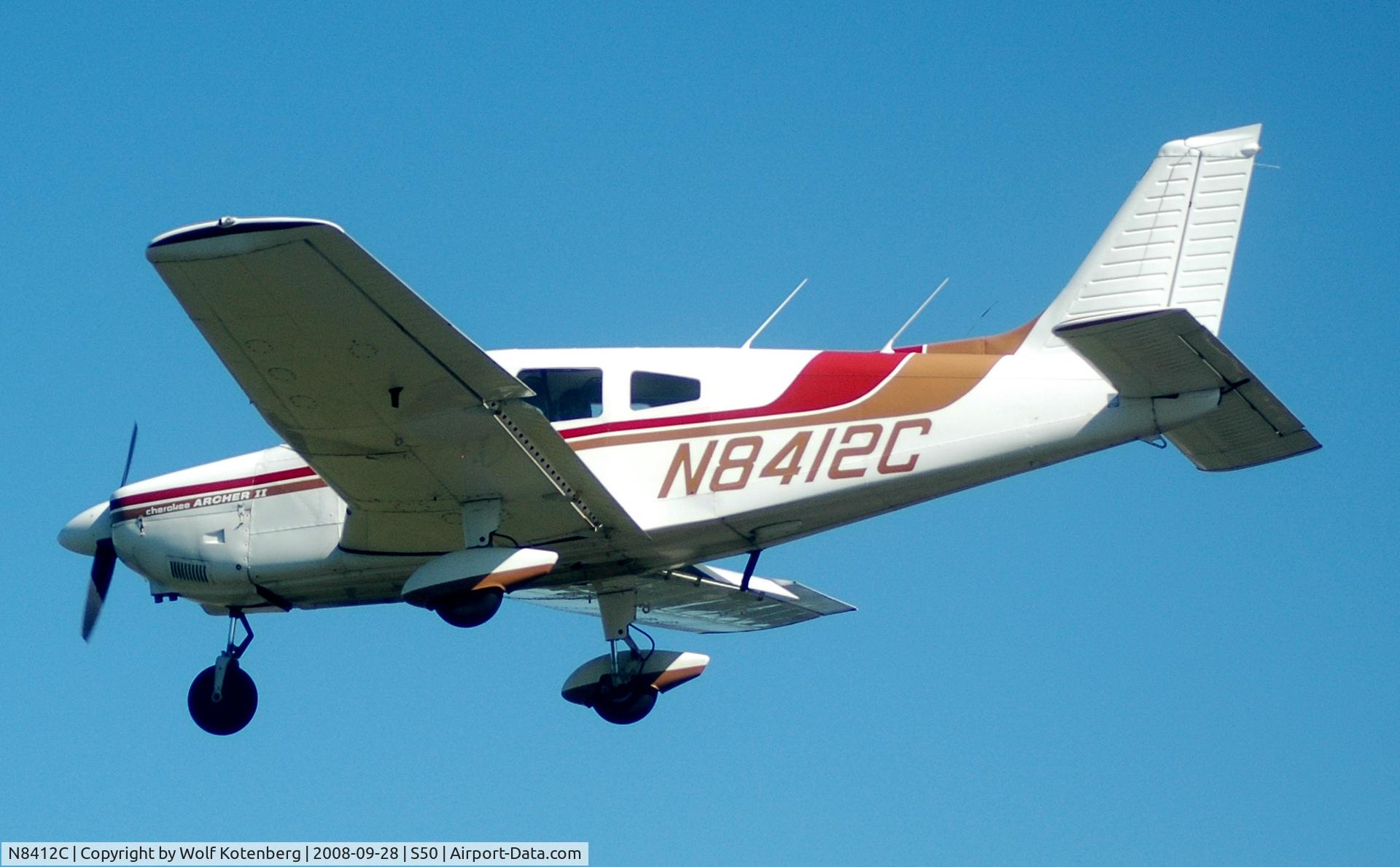 N8412C, 1976 Piper PA-28-181 C/N 28-7690137, inflight, on final