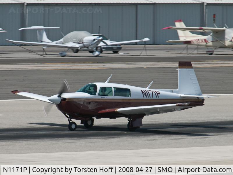 N1171P, 1982 Mooney M20J 201 C/N 24-1331, N1171P departing from RWY 21