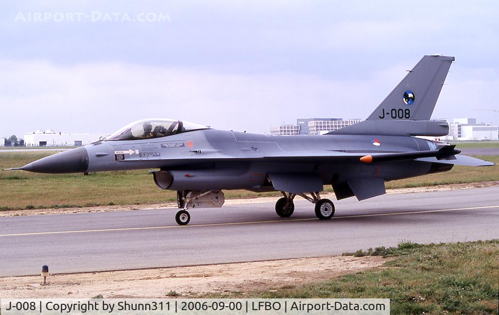 J-008, General Dynamics F-16AM Fighting Falcon C/N 6D-164, Arriving for an Airshow and parked to the CEV...