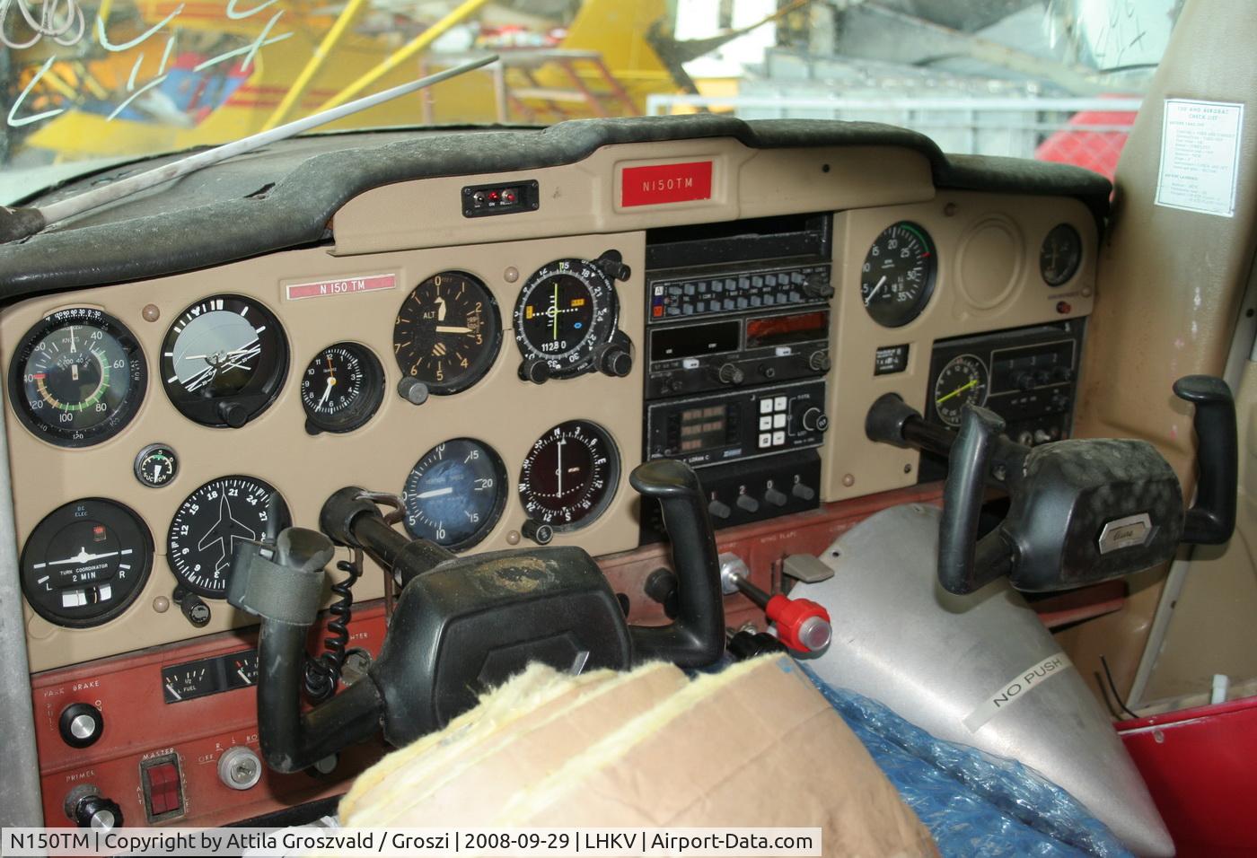N150TM, 1976 Cessna 150M C/N 15079058, Kaposújlak airport (LHKV) / Cocpit