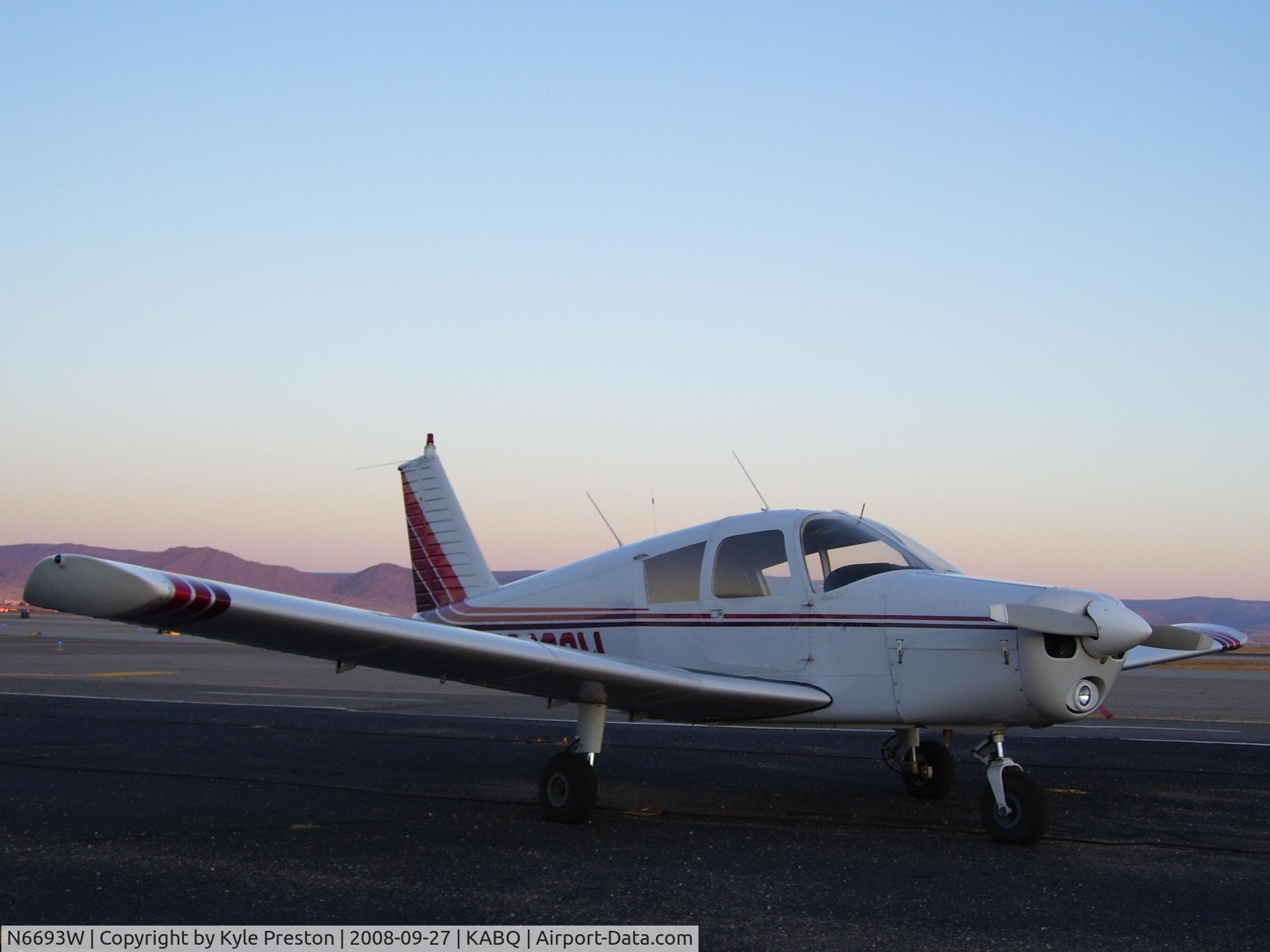 N6693W, 1965 Piper PA-28-140 Cherokee C/N 28-21284, KABQ Taxiway Fox sunset