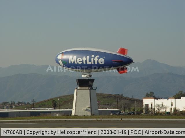 N760AB, 1993 American Blimp Corp A-60+ C/N 007, Snoopy 2 appears to land on tower at Brackett