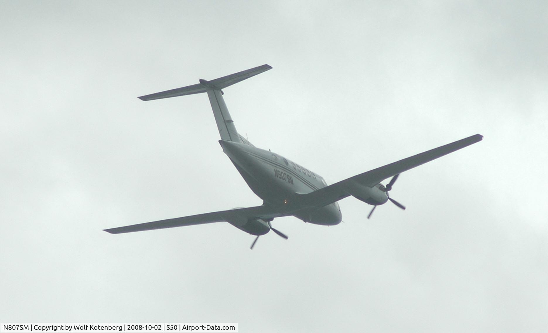 N807SM, 2007 Hawker Beechcraft B200 King Air C/N BB-1989, southbound
