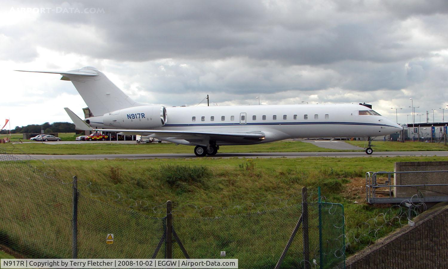 N917R, 1998 Bombardier BD-700-1A10 Global Express C/N 9008, Global Express taxies in at London Luton