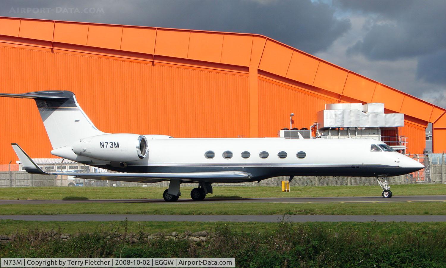 N73M, 1998 Gulfstream Aerospace G-V C/N 547, Gulf V taxies out at Luton