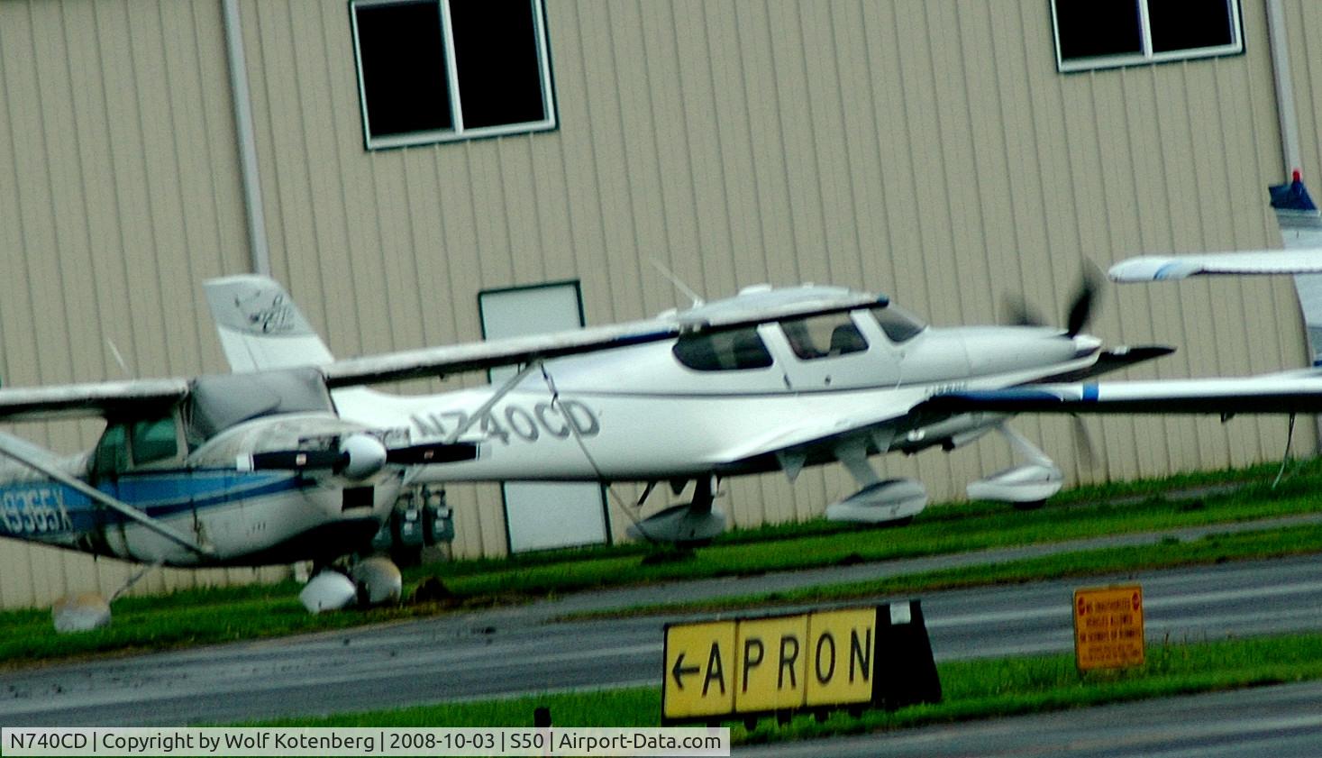 N740CD, 2007 Cirrus SR22 C/N 2336, taxying to tiedown in Auburn.