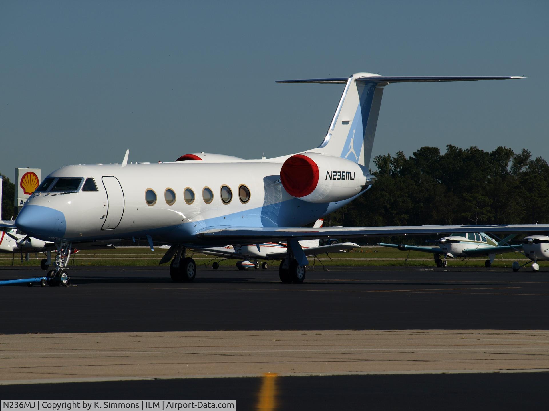 N236MJ, 1991 Gulfstream Aerospace G-IV C/N 1177, N236MJ