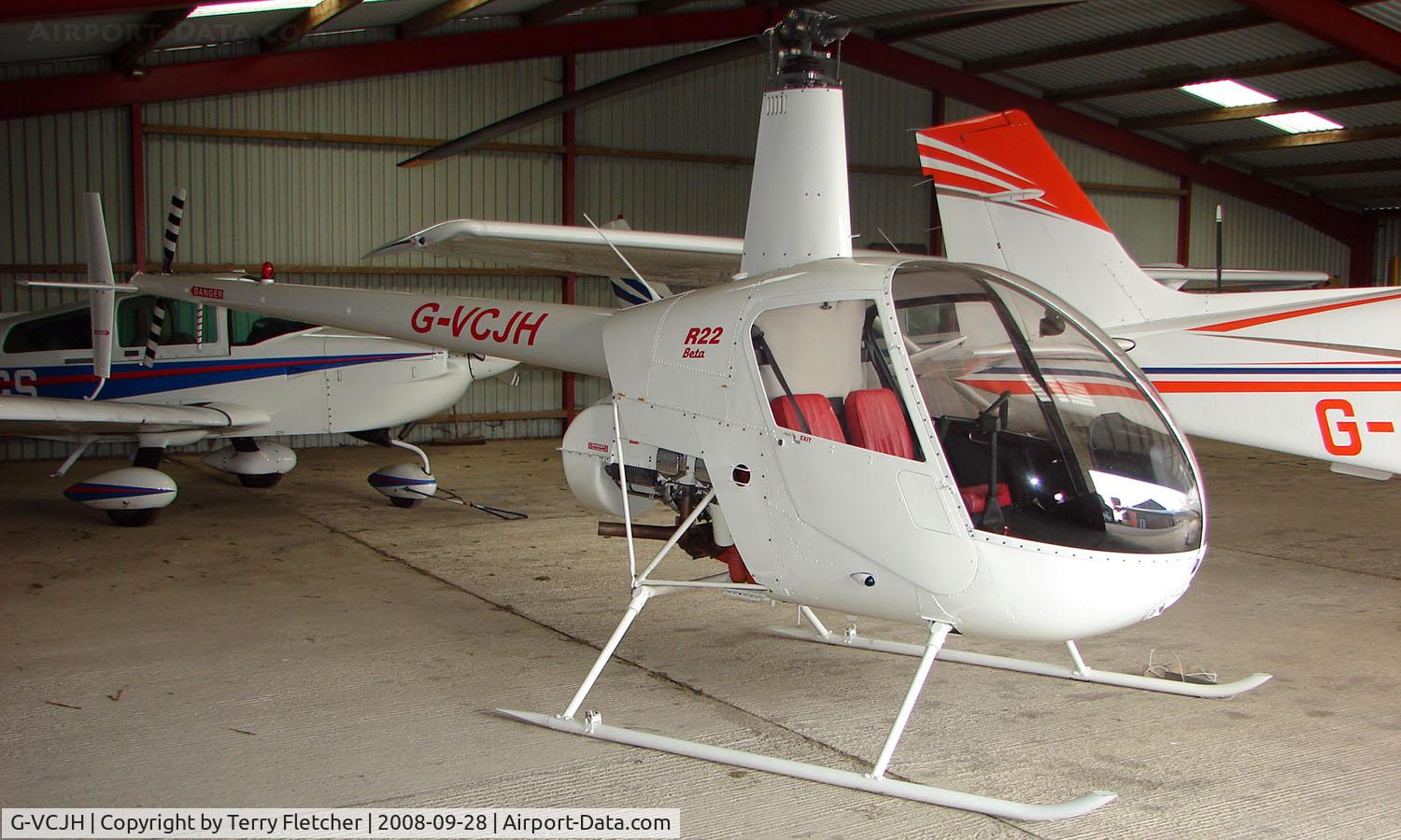 G-VCJH, 1990 Robinson R22 Beta C/N 1569, 1990 Robinson R22 at a quiet Cambridgeshire  airfield