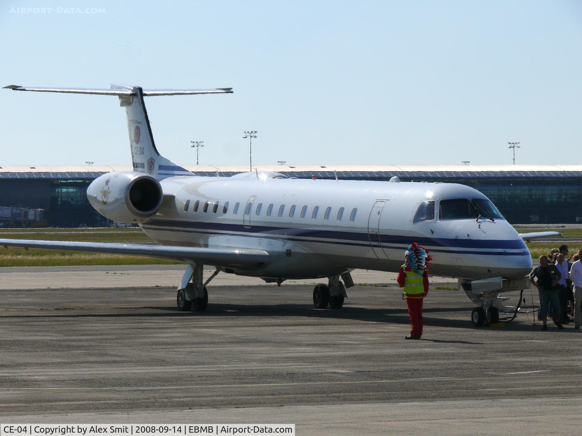 CE-04, 2001 Embraer ERJ-145LR (EMB-145LR) C/N 145548, Embraer 145LR CE-04 Belgian Air Component check out  the indian crewchief