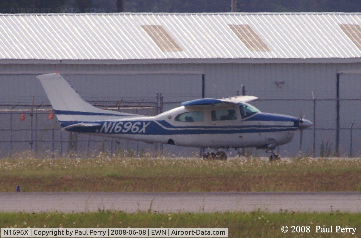 N1696X, 1975 Cessna 210L Centurion C/N 21060731, Taxiing from the GA Ramp